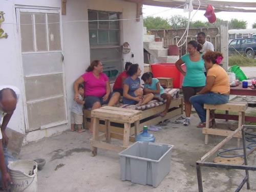 Ayuda el alcalde a familias que perdieron su casa en incendio